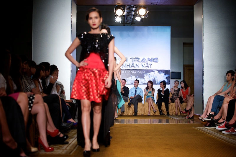 Mẫu trẻ thiếu tự tin trên sàn catwalk