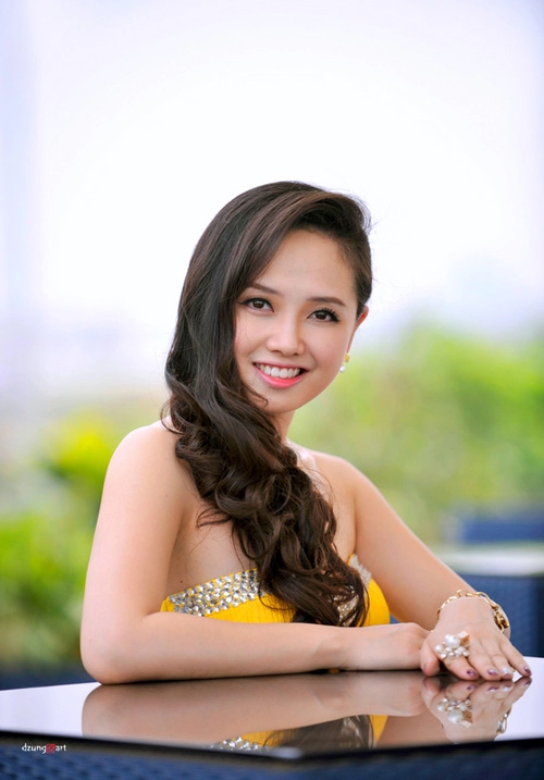 Mc ngọc trang quyến rũ với váy maxi
