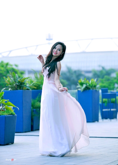 Mc ngọc trang quyến rũ với váy maxi