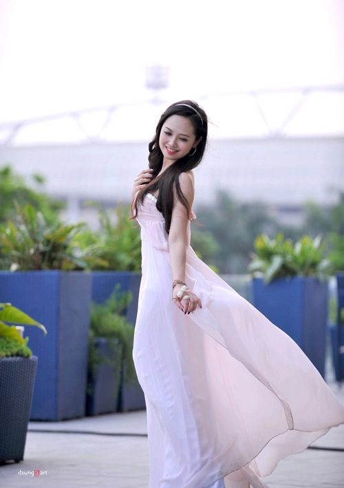 Mc ngọc trang quyến rũ với váy maxi
