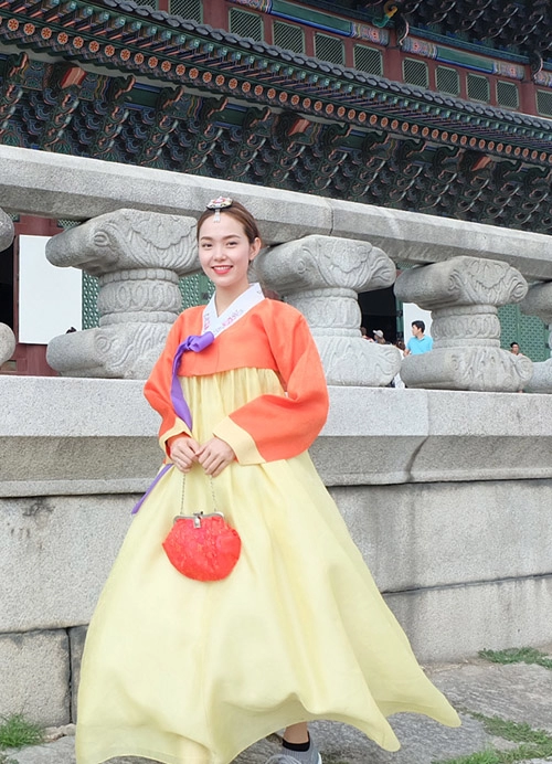 Minh hằng gây tranh cãi khi diện hanbok với giày thể thao