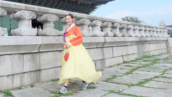 Minh hằng gây tranh cãi khi diện hanbok với giày thể thao