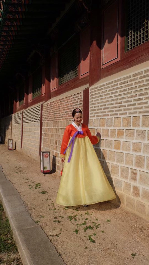 Minh hằng gây tranh cãi khi diện hanbok với giày thể thao