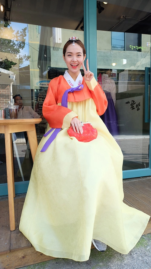 Minh hằng gây tranh cãi khi diện hanbok với giày thể thao