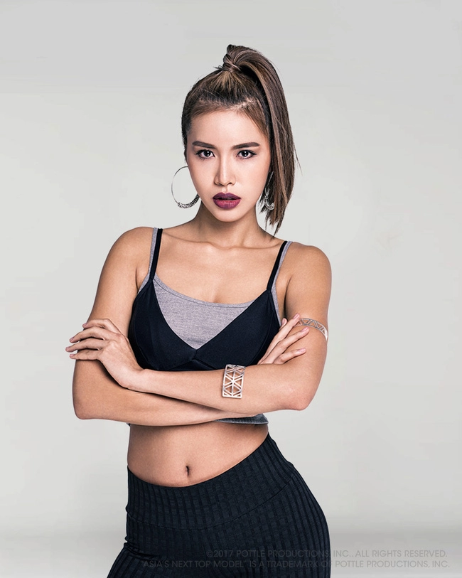 Minh tú nói tiếng anh lưu loát khi giới thiệu bản thân tại asias next top model