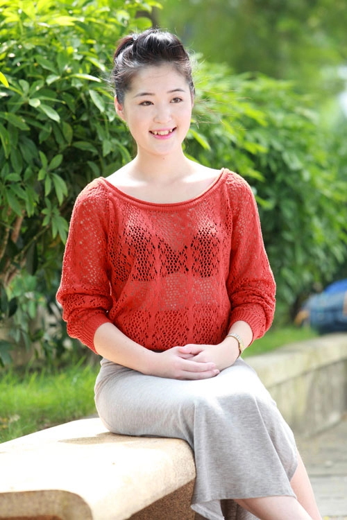 Mix áo len với váy trong ngày cuối thu