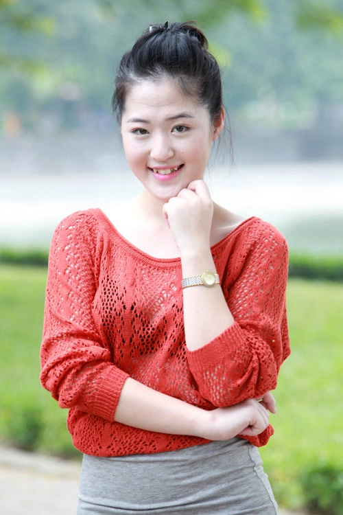 Mix áo len với váy trong ngày cuối thu