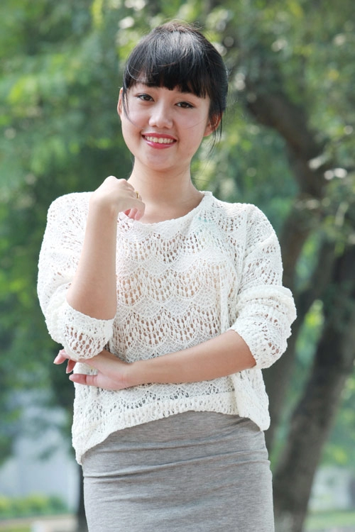 Mix áo len với váy trong ngày cuối thu