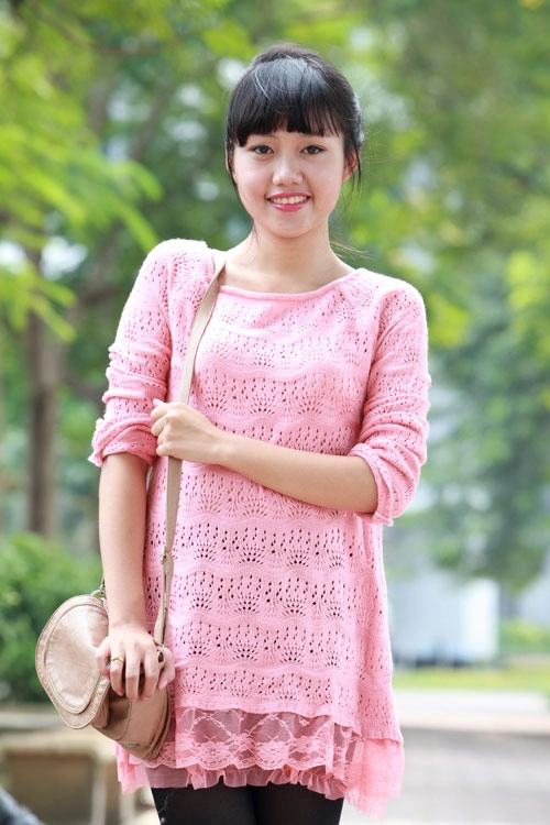 Mix áo len với váy trong ngày cuối thu