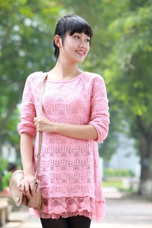Mix áo len với váy trong ngày cuối thu