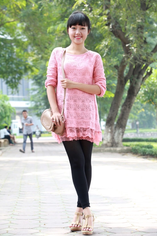 Mix áo len với váy trong ngày cuối thu