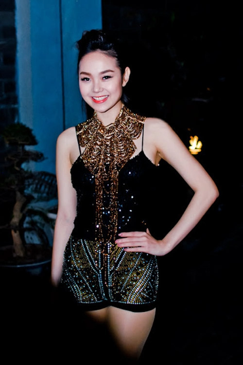 Một minh hằng khoe chân bốc lửa