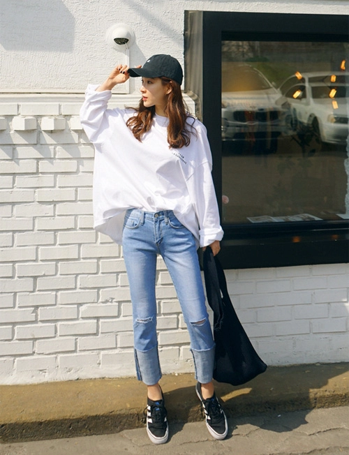 Mốt xắn quần mới được khai phá từ chiếc quần jeans dài lê thê