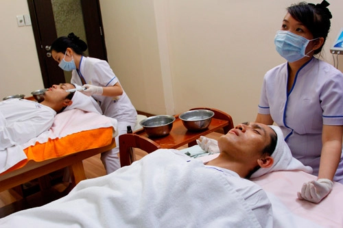 Mỹ nam next top khóc mếu vì tẩy lông