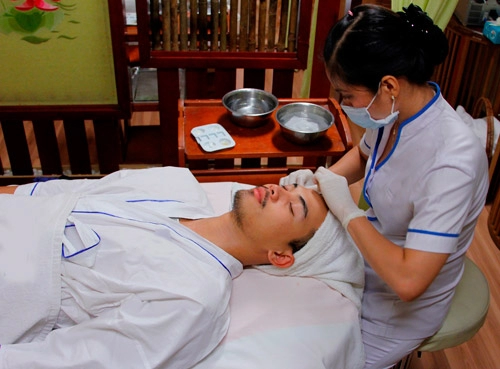 Mỹ nam next top khóc mếu vì tẩy lông