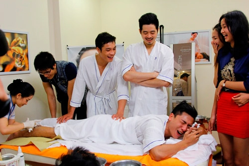 Mỹ nam next top khóc mếu vì tẩy lông