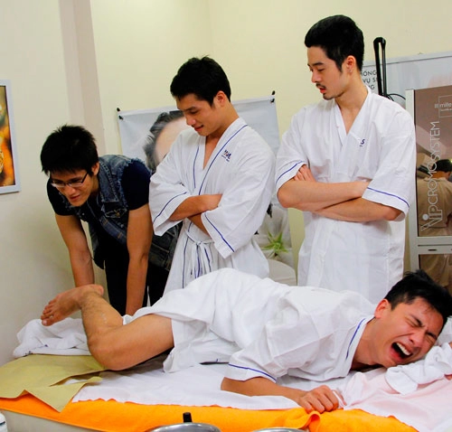 Mỹ nam next top khóc mếu vì tẩy lông