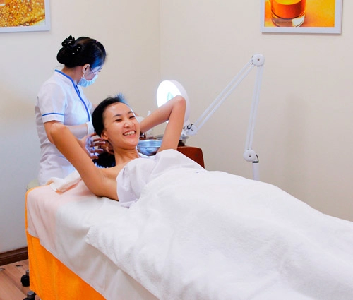 Mỹ nam next top khóc mếu vì tẩy lông