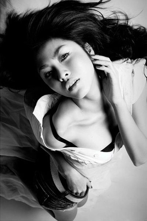 Mỹ nhân việt mượn sơ-mi trắng khoe body