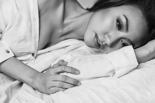 Mỹ nhân việt mượn sơ-mi trắng khoe body