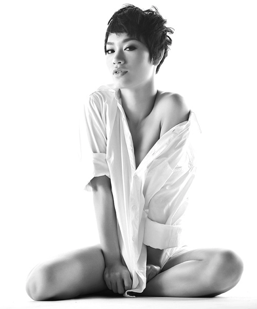 Mỹ nhân việt mượn sơ-mi trắng khoe body