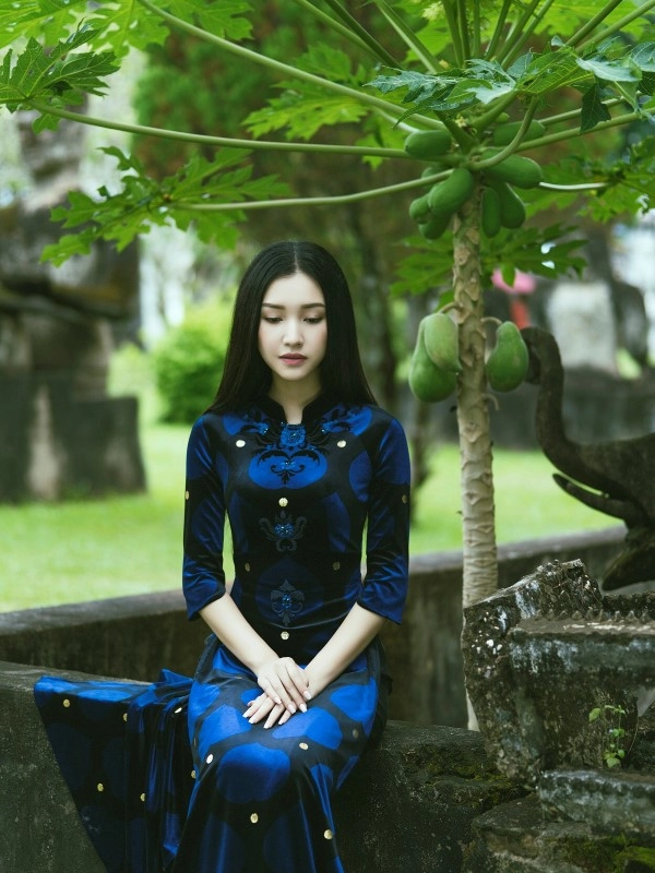 Nàng thơ xứ huế bất ngờ tái xuất với áo dài dát vàng