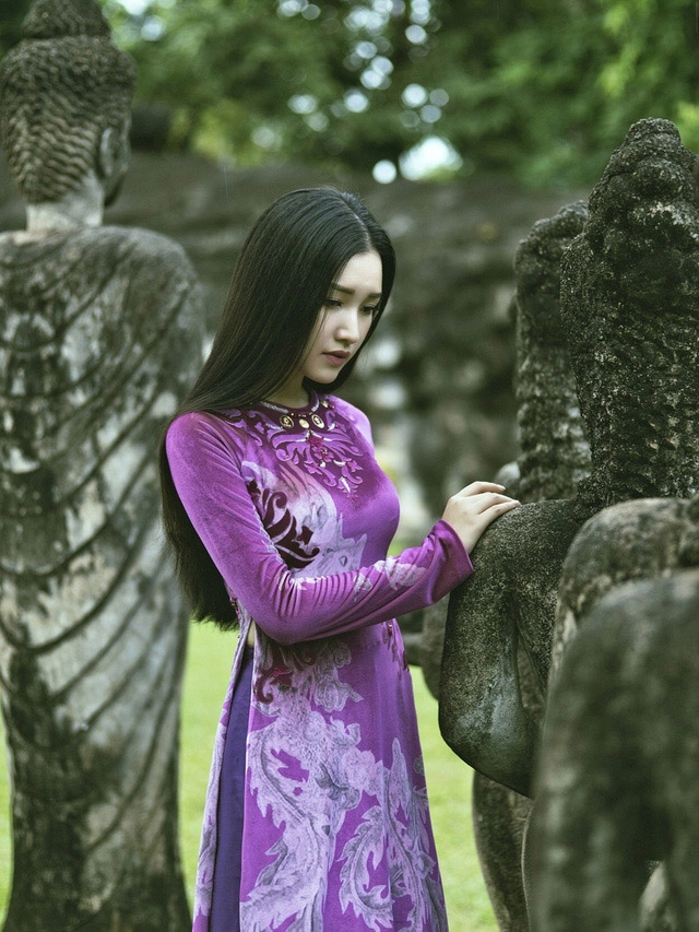 Nàng thơ xứ huế bất ngờ tái xuất với áo dài dát vàng