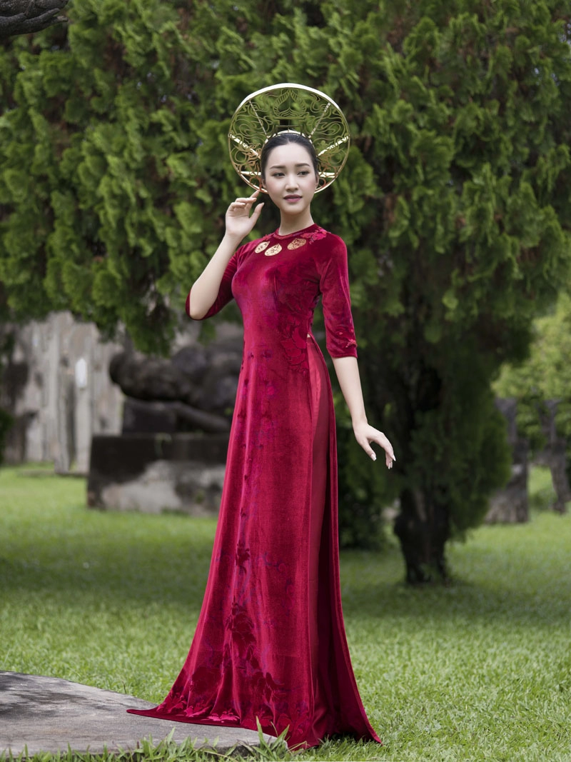 Nàng thơ xứ huế bất ngờ tái xuất với áo dài dát vàng
