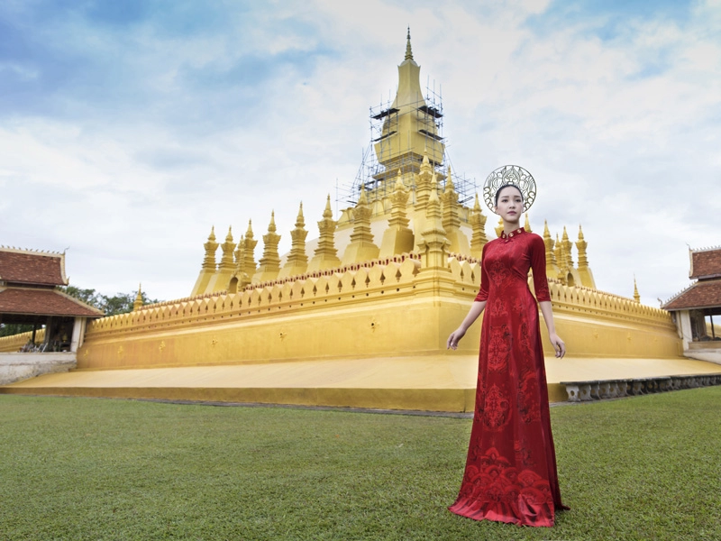 Nàng thơ xứ huế bất ngờ tái xuất với áo dài dát vàng