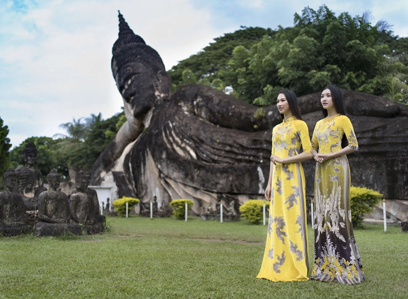 Nàng thơ xứ huế bất ngờ tái xuất với áo dài dát vàng