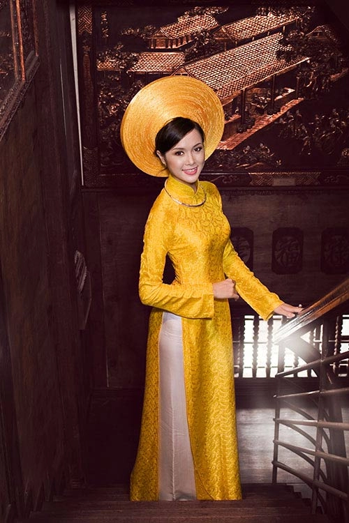 Ngọc anh dịu dàng nét xưa với áo dài