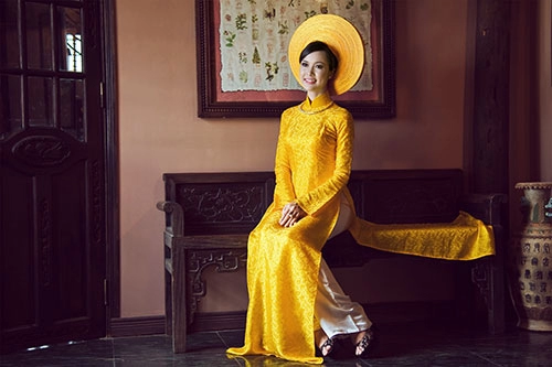 Ngọc anh dịu dàng nét xưa với áo dài