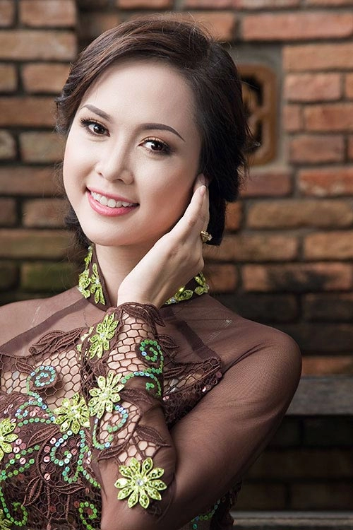 Ngọc anh dịu dàng nét xưa với áo dài