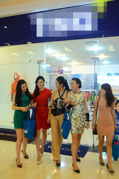 Ngọc hân đọ sắc cùng á hậu dương tú anh