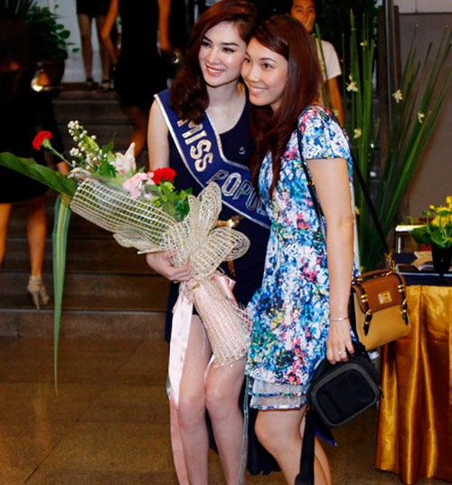Ngọc oanh ẵm giải siêu mẫu được yêu mến