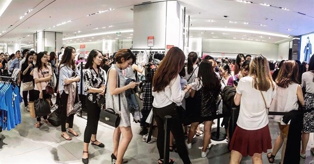 Ngọc trinh mặc váy thun mang dép tông đi săn hàng giảm giá