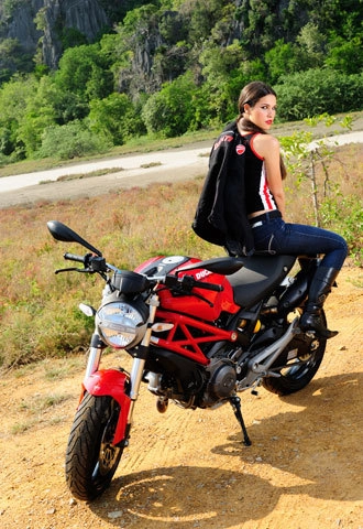  người mẫu ducati monster 795 