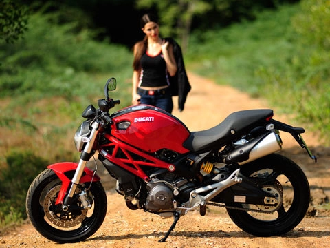  người mẫu ducati monster 795 