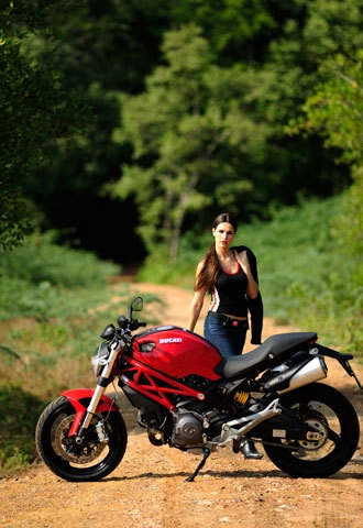  người mẫu ducati monster 795 