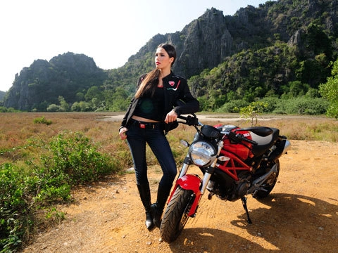  người mẫu ducati monster 795 