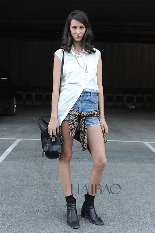 Người mẫu mặc quần jeans ra sao