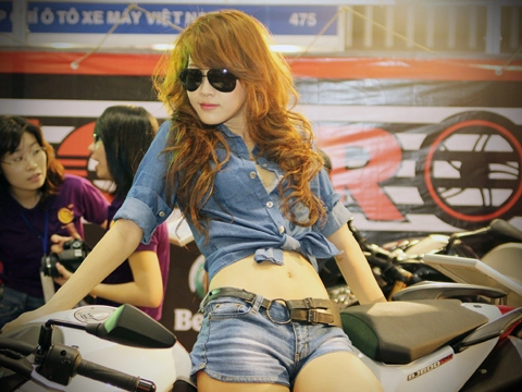  người mẫu triển lãm saigon autotech 2012 