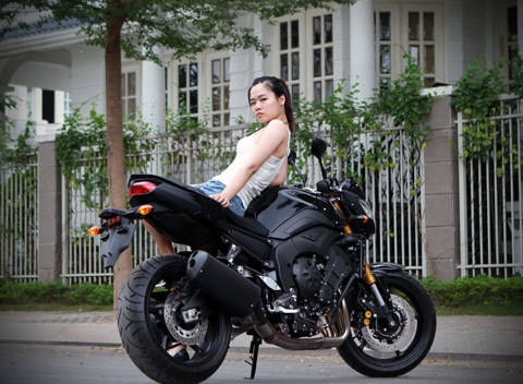  người mẫu yamaha fz8 tại sài gòn 