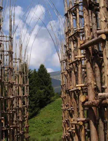 Nhà thờ cây ấn tượng ở italy