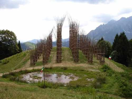 Nhà thờ cây ấn tượng ở italy