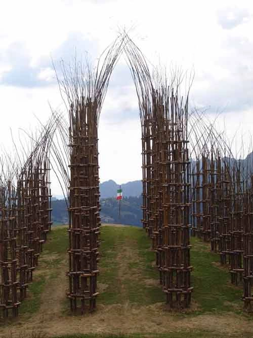 Nhà thờ cây ấn tượng ở italy