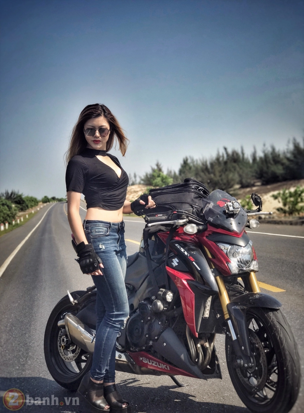 Nữ biker 9x xinh đẹp với màn đọ dáng vô cùng nóng bỏng bên cạnh suzuki gsx-s1000