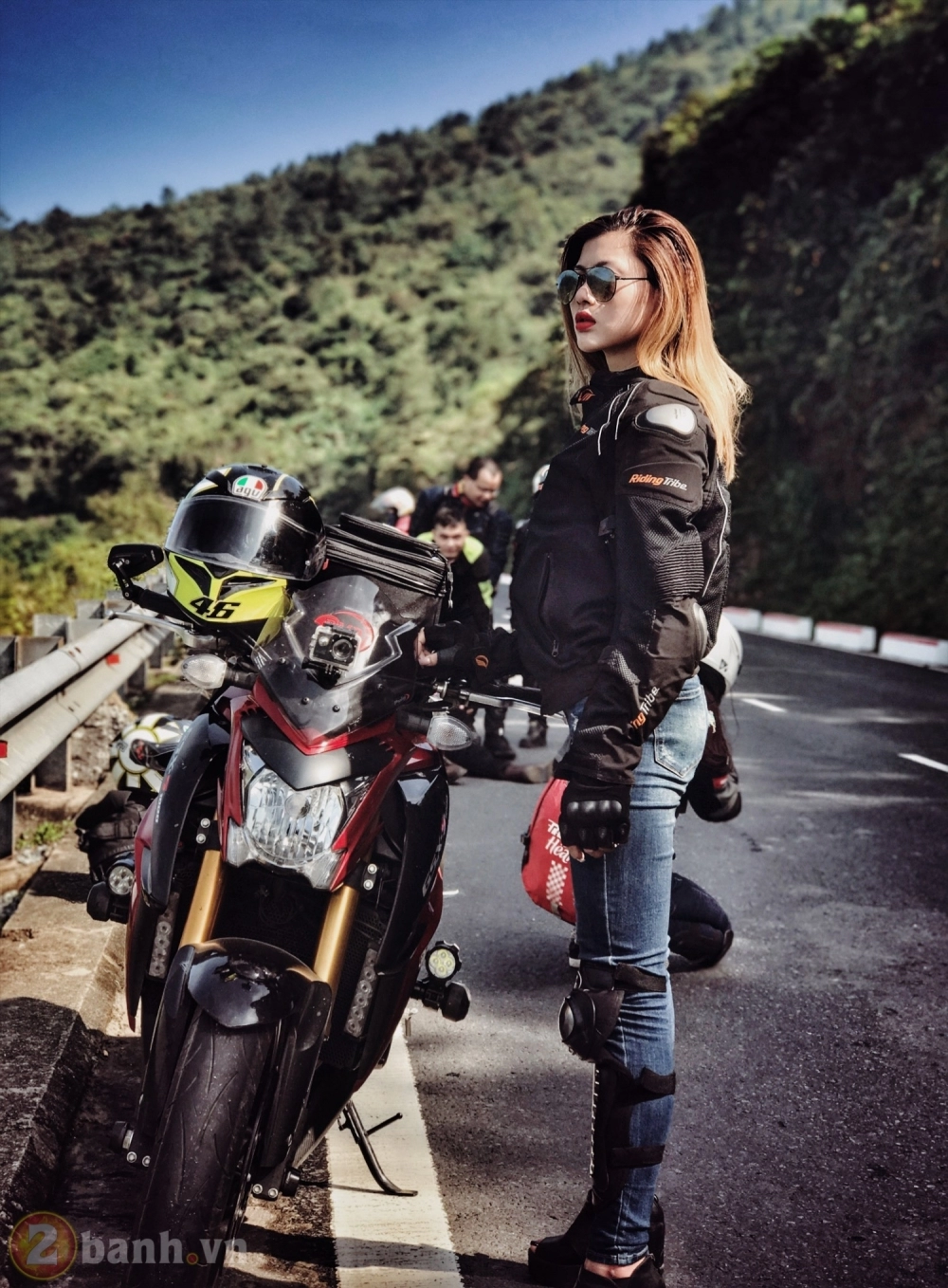 Nữ biker 9x xinh đẹp với màn đọ dáng vô cùng nóng bỏng bên cạnh suzuki gsx-s1000