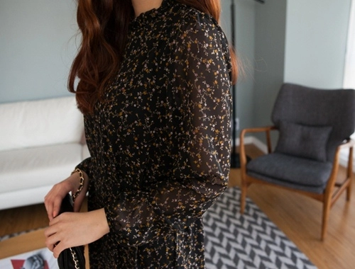 Nữ công sở rạng ngời hơn với váy hoa