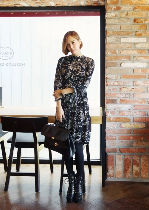 Nữ công sở rạng ngời hơn với váy hoa
